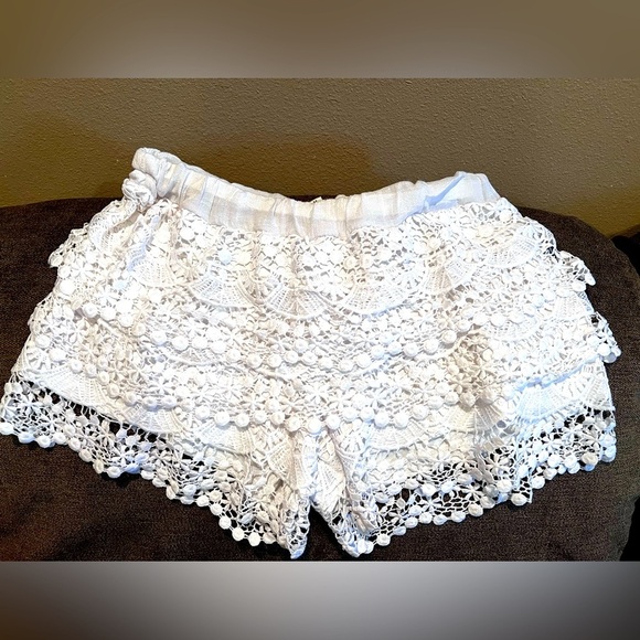 Olsenboye Pants - White Ruffle Lace shorts, women’s size Medium